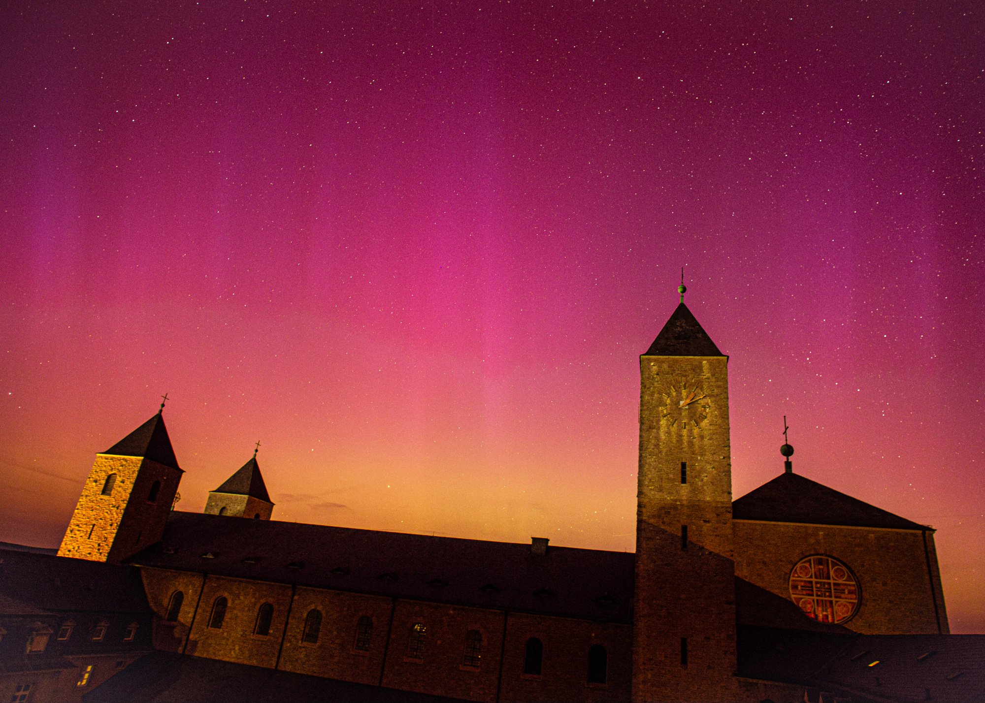 Polarlicht über der Abteikirche von Münsterschwarzach